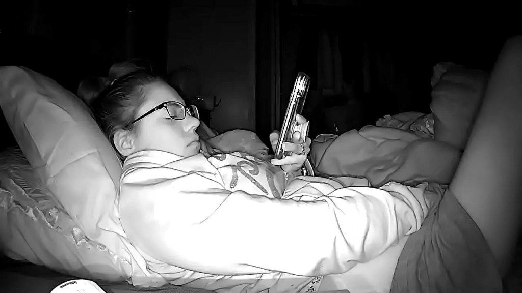 Frère installe une caméra cachée dans la chambre de la beau-sœur qui se masturbe