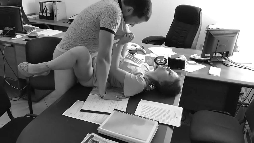 La secrétaire et son patron se cachent dans le bureau