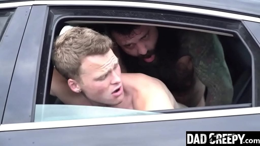 Un beau-père baise son fils dans une voiture