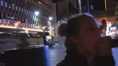 18 ans, nue en public, suçant une bite, baisant et atteignant l’orgasme émotionnel