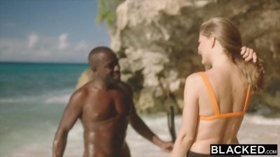 Cayenne Klein se fait prendre par une BBC en vacances