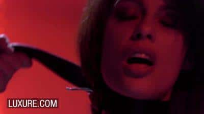 Orgie hardcore avec Nikita Bellucci dans un club libertin