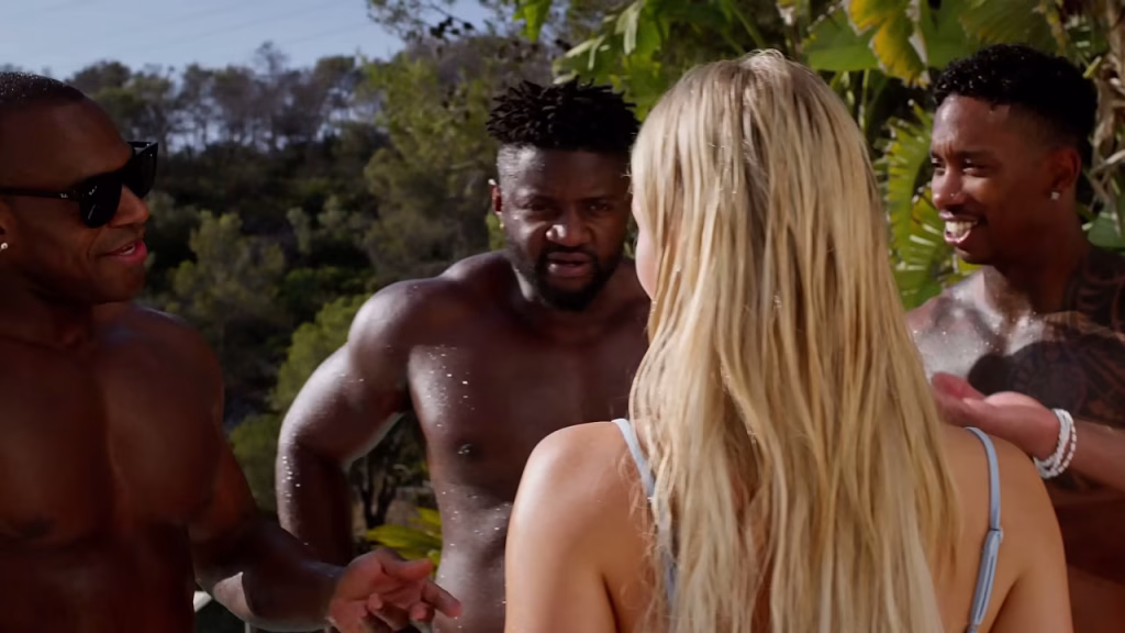 Belle blonde baisée par 4 mecs noirs