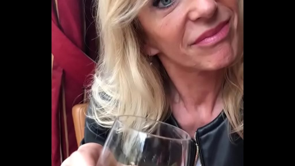 Marina Beaulieu, une milf française, a des relations sexuelles avec un partenaire noir devant son mari