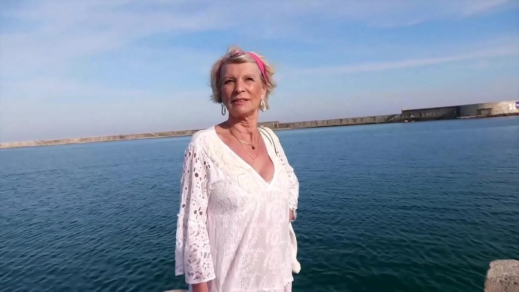 Eva, 70 ans, avec deux jeunes hommes