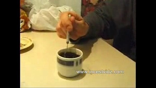 Belle-mère et beau-fils dans une relation adultère