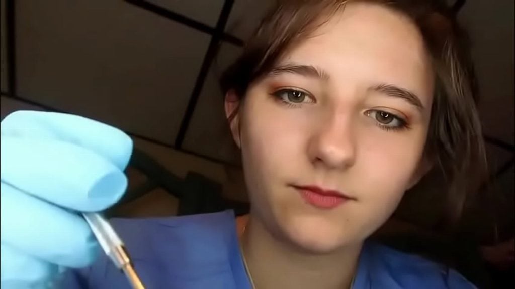 Aftynrose joue le rôle d’un dentiste