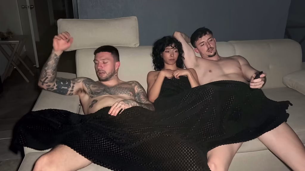 Petite latina prend deux gros sexes dans un trio MMF sauvage