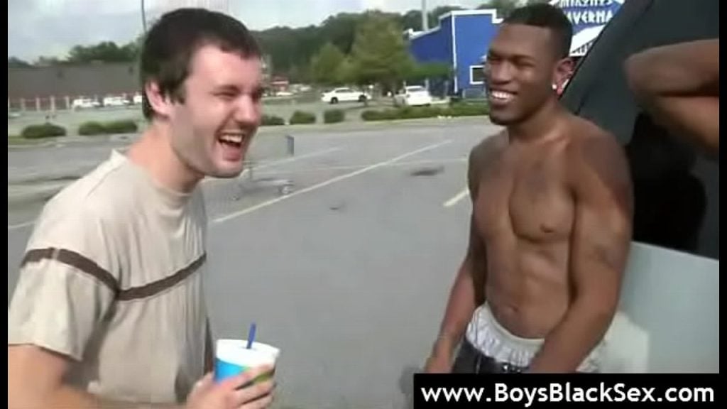 Jeunes garçons avec mecs noirs