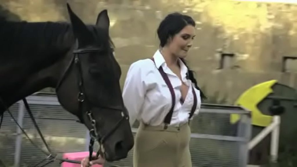 Emma Leigh chevauche un grand sexe de paysan