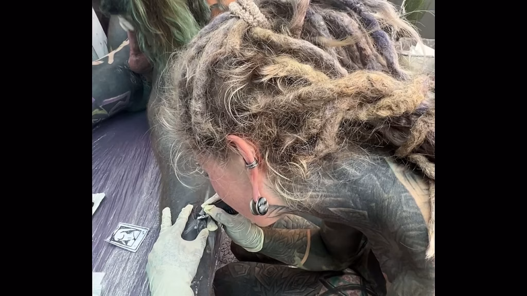 Moment sauvage dans un salon de tatouage