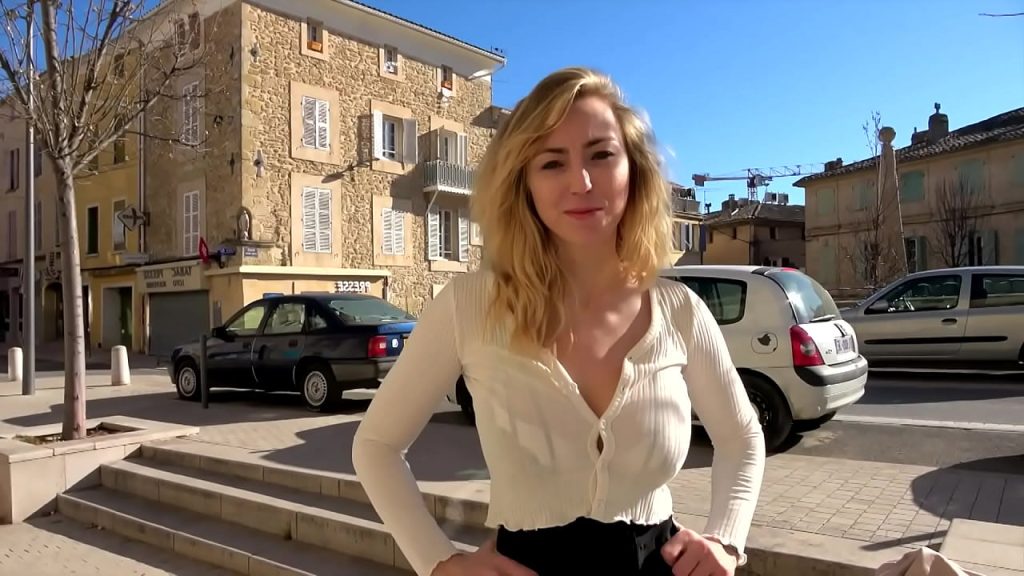 Elisa, belle blonde aux gros seins