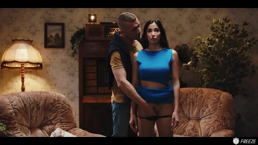 Brune française aux gros seins avec sucée de mamelons