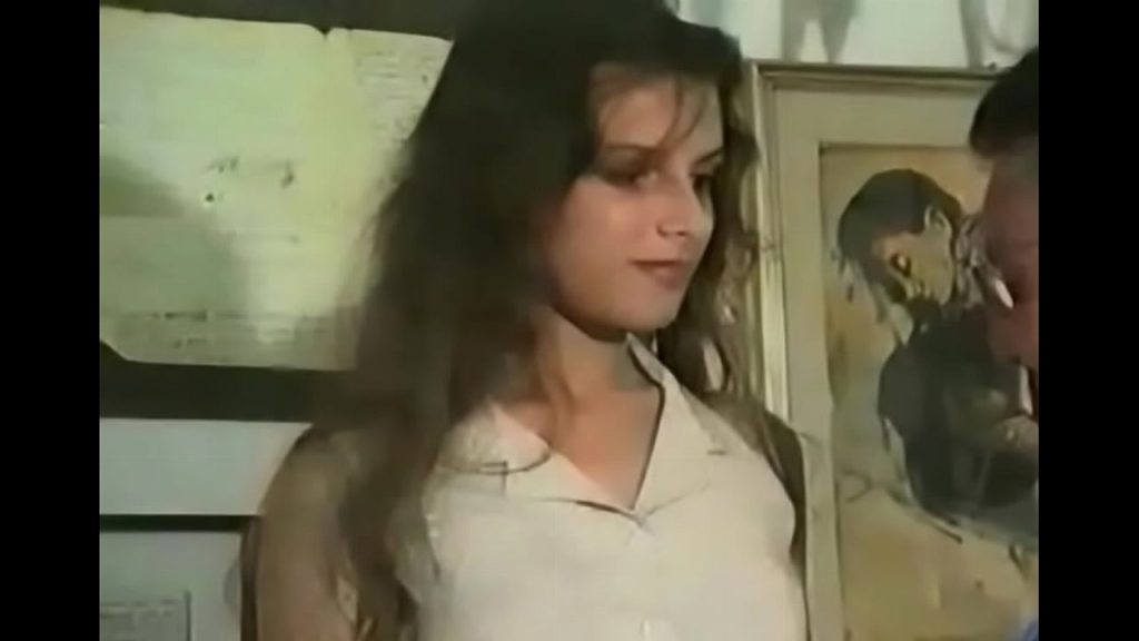 Jeune brunette poilue chez le docteur