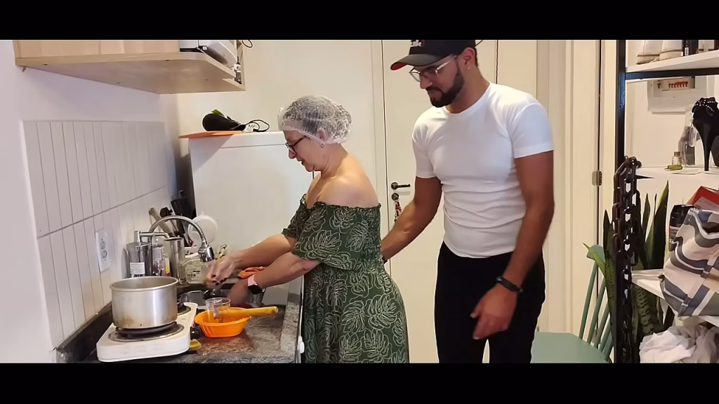 Vovozinha exhibe sa belle croupe blanche
