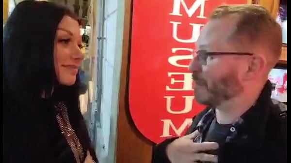 Femme avec pompage anal extrême