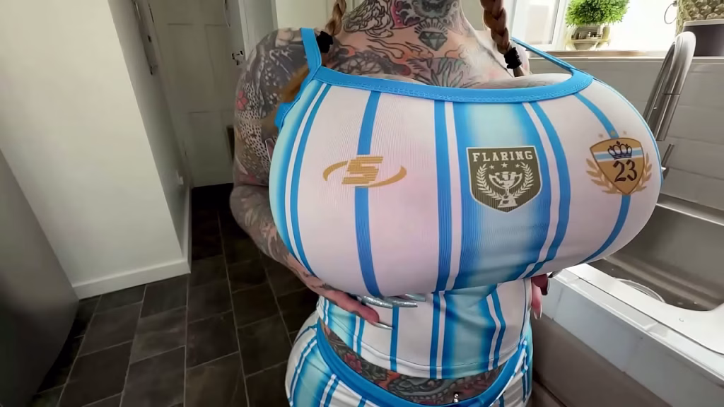 Tigerlilly montre ses nouvelles grosses seins