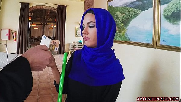 Femme de ménage arabe fait un fellation