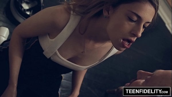 Kristen Scott, une jeune nerd de la bande, prend une creampie profonde