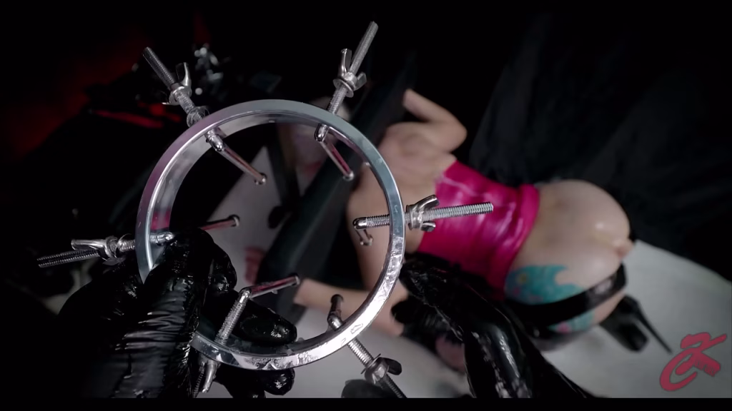 Séance de BDSM avec trous libres